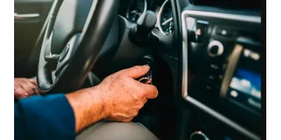 Стартер не реагує — не клацає і не крутить.