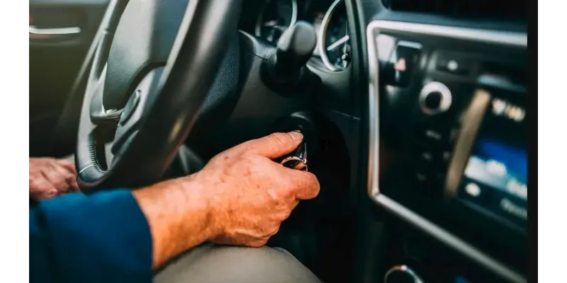 Стартер не реагує — не клацає і не крутить.